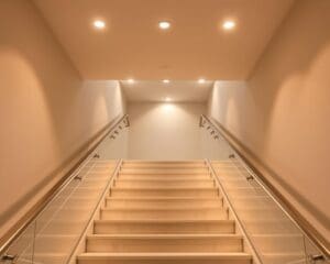 Was bringt mehr Licht in ein dunkles Treppenhaus?